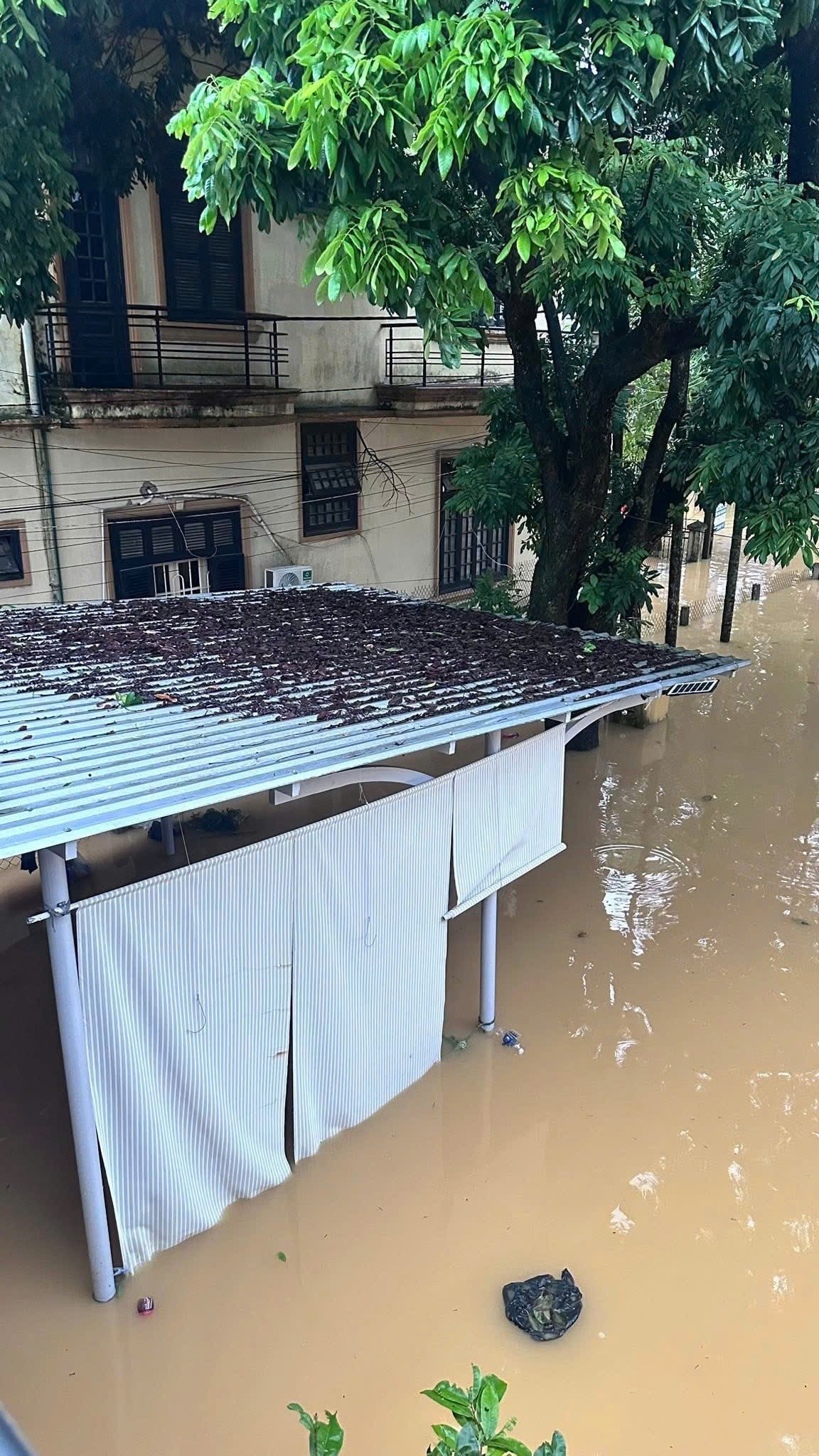 Toàn cảnh khu vực nhà ca sĩ Long Nhật bị ngập sâu trong nước lũ.