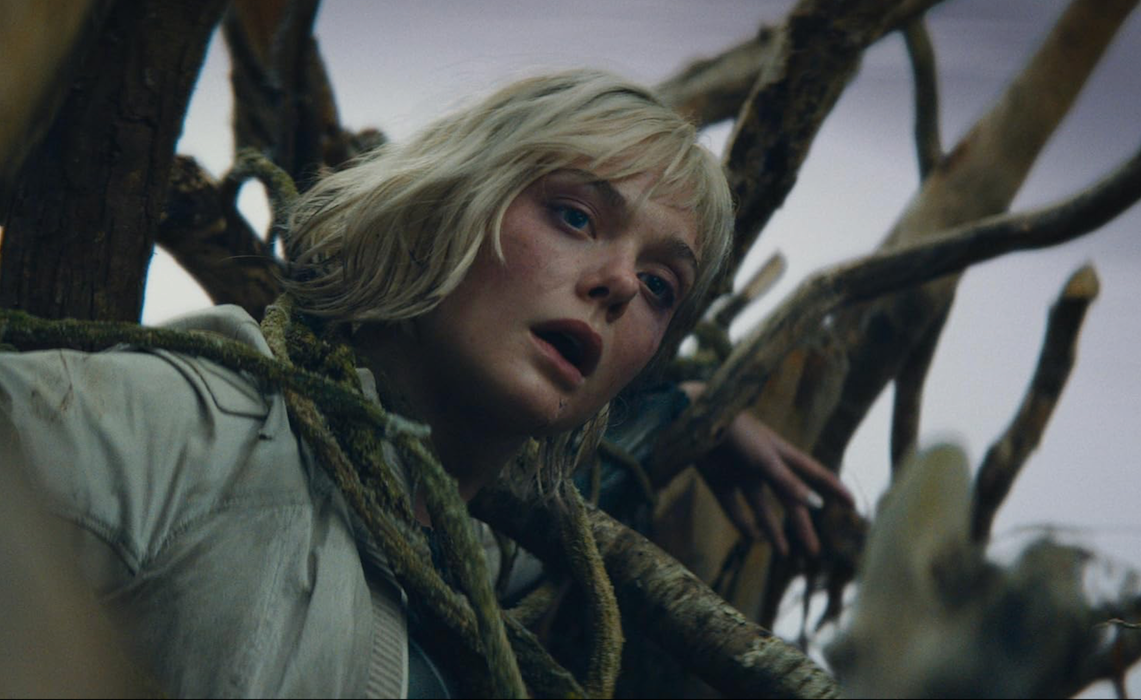 Nữ diễn viên Elle Fanning ngoài đời và trong vai người máy Thia