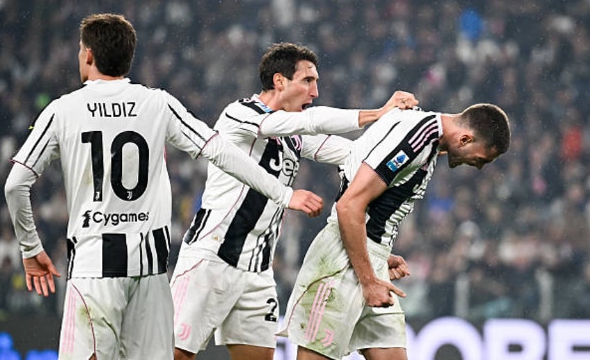 Vlahovic ghi bàn mở tỷ số cho Juve.