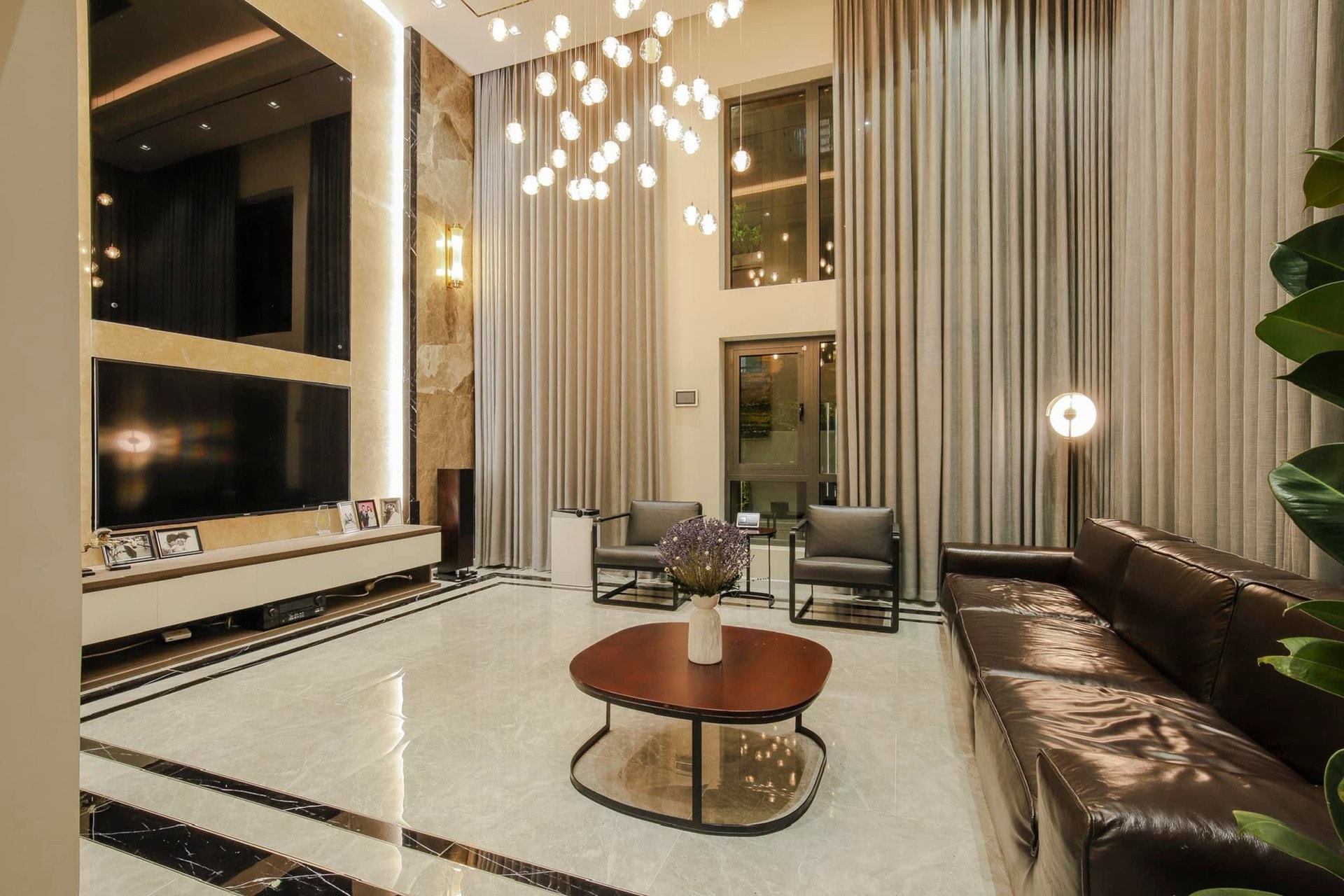 Nội thất sang trọng bên trong ngôi nhà.