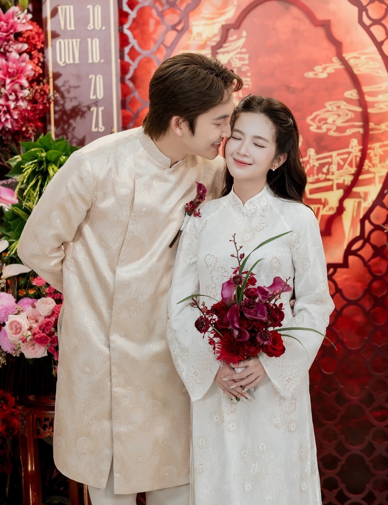 Cặp đôi trao nhau những cử chỉ thân mật.