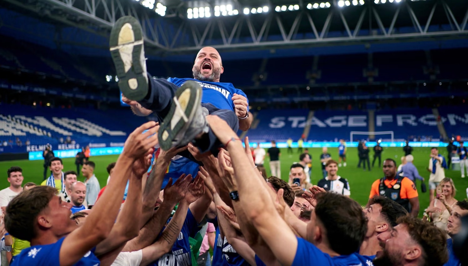 Các cầu thủ Espanyol ăn mừng cùng HLV của họ sau khi giành quyền thăng hạng La Liga.