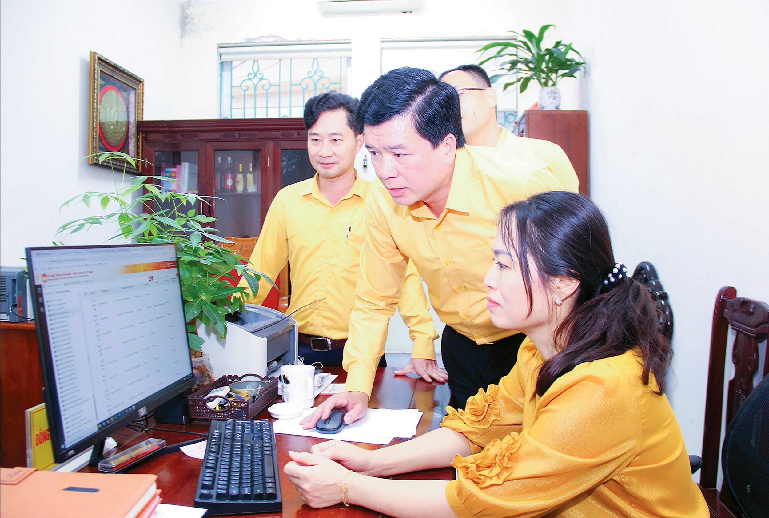 Lãnh đạo Ủy ban MTTQ tỉnh kiểm tra khả năng thích ứng chuyển đổi số trong cơ quan MTTQ của cán bộ. Ảnh Mai Hoa