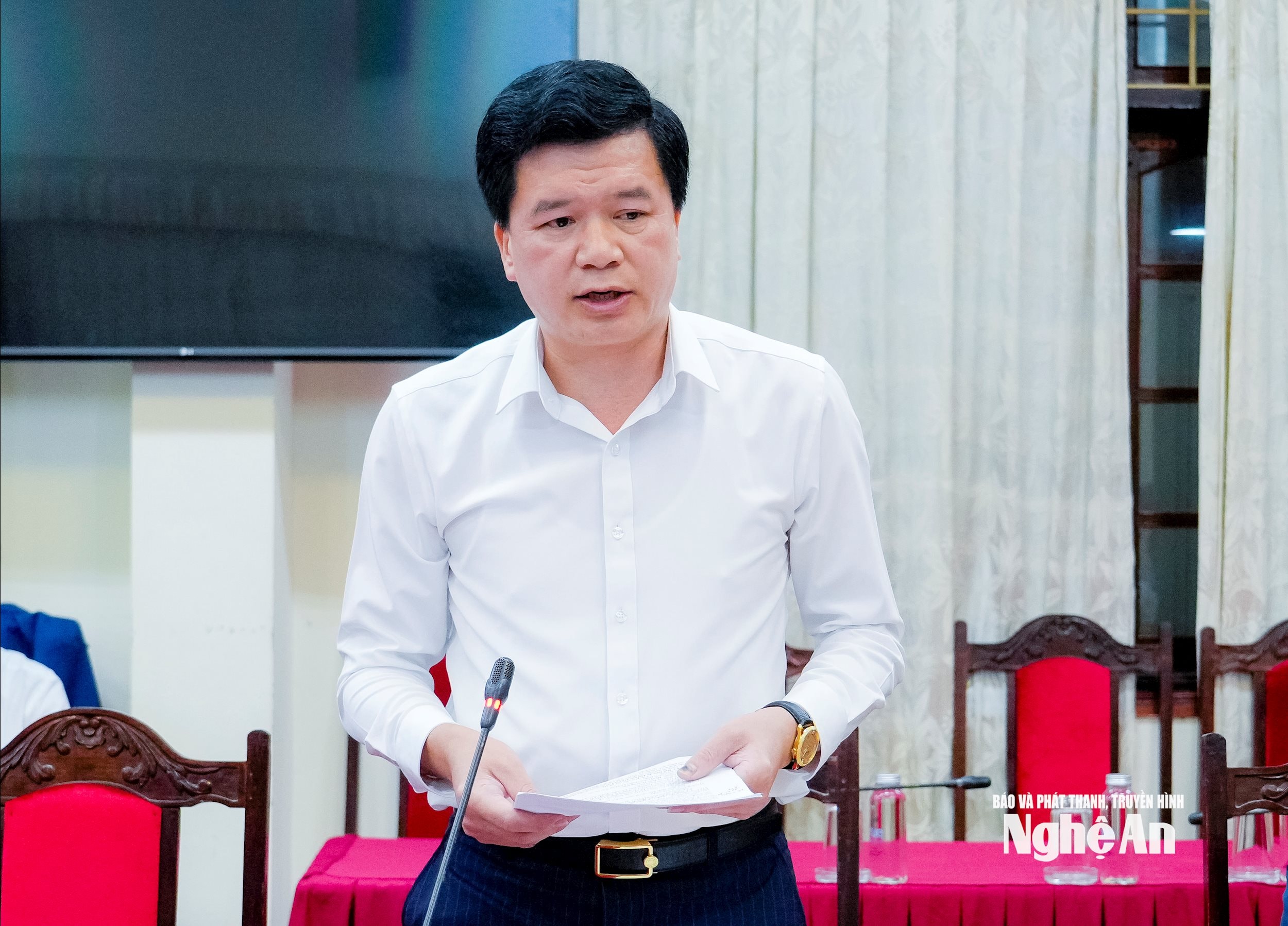 Ủy viên Ban Thường vụ Tỉnh uỷ,Phó Chủ tịch Thường trực Ủy ban MTTQ tỉnh báo cáo công tác chuẩn bị tổ chức Đại hội. Ảnh: Phạm Bằng