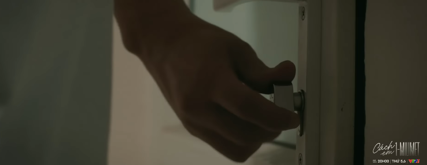 Nghiêm chốt cửa phòng, nhốt Nga ở bên trong.