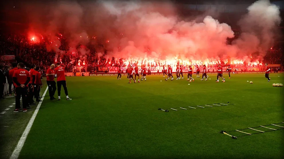 Trận Derby Istanbul rực lửa