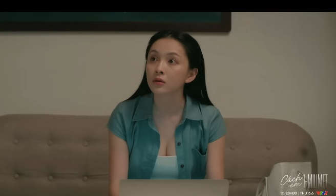 Nghiêm nhìn Nga qua khe cửa với ánh mắt đầy toan tính.