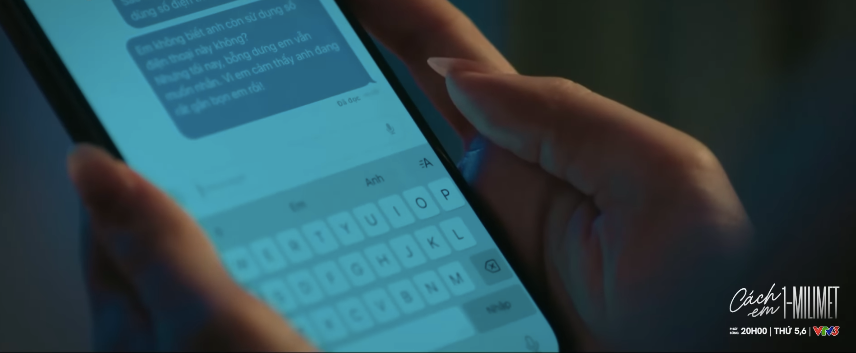 Hai nhân vật nam trong phim đang đối thoại căng thẳng.