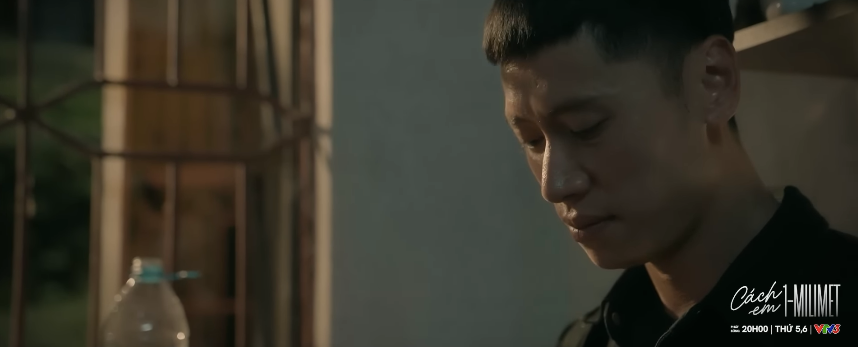 Một nhân vật nữ trong phim đang nhìn vào điện thoại.