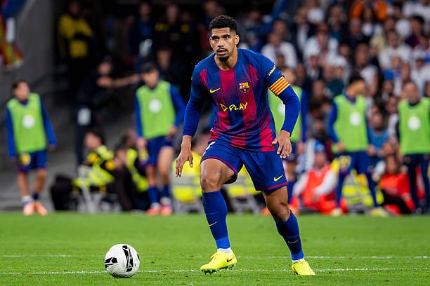 Ronald Araujo tiết lộ hành trình thay đổi từ một cầu thủ tấn công đến một ngôi sao phòng ngự.