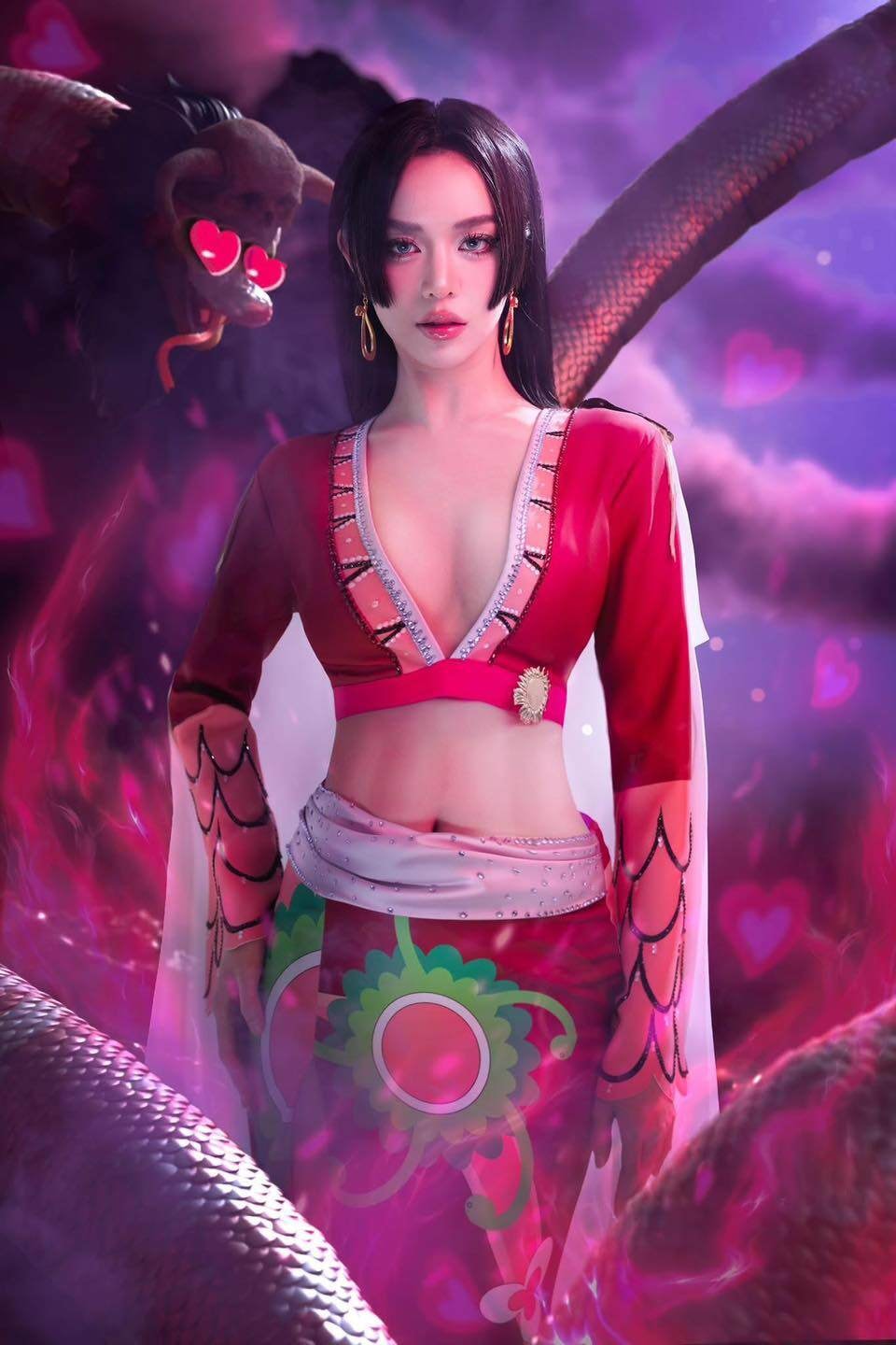 Hoa hậu Thanh Thủy hoá Boa Hancock cực quyến rũ mùa Halloween.