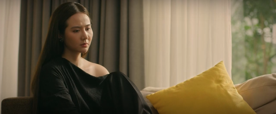 Ngân mệt mỏi sau cuộc nói chuyện căng thẳng với Viễn.