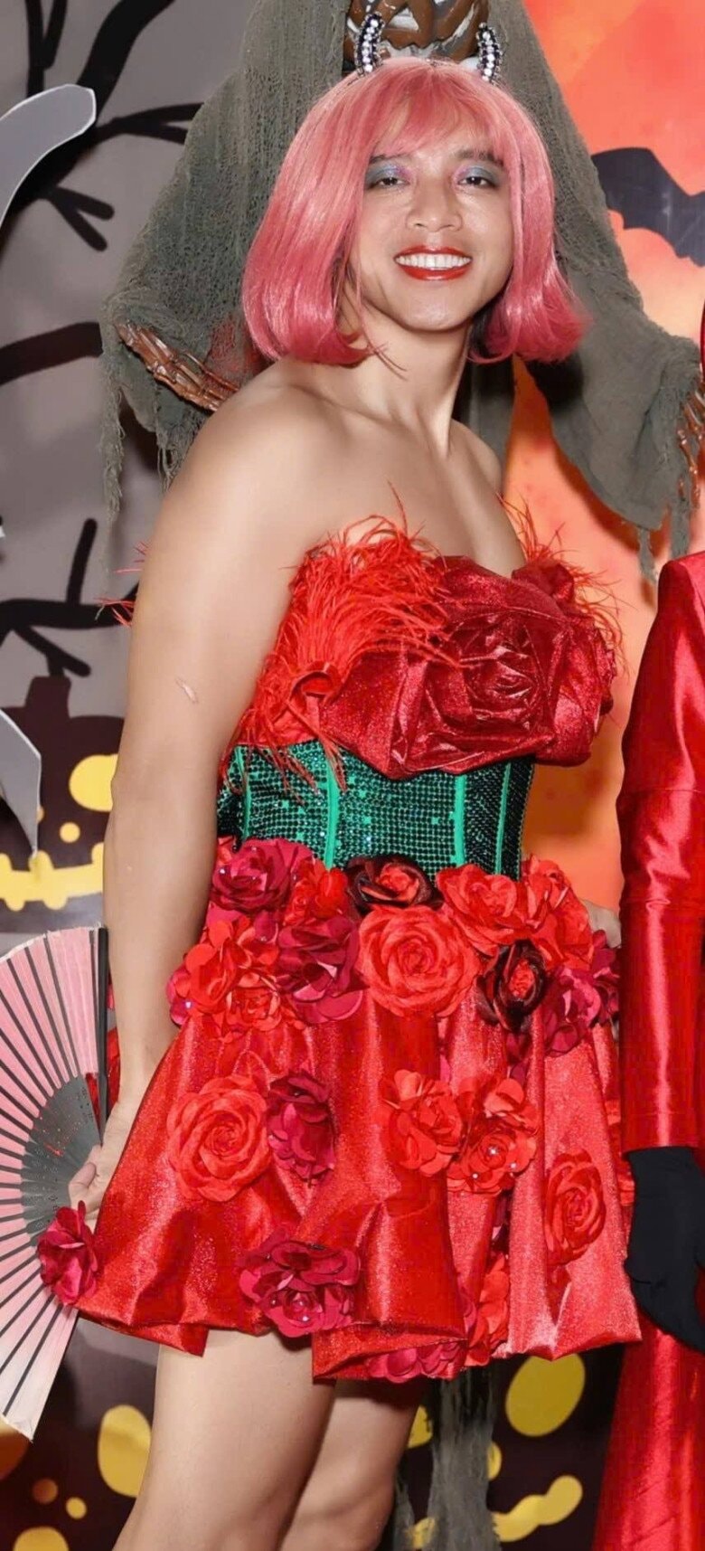 Nhạc sĩ Hoài Phương hóa trang thành cô gái có mái tóc hồng.