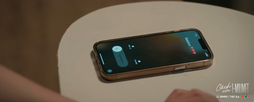 Nga và Nghiêm trong phòng làm việc với không khí căng thẳng.