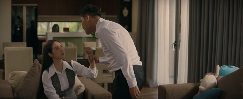 Ngân và Nghiêm trong một cuộc cãi vã căng thẳng.