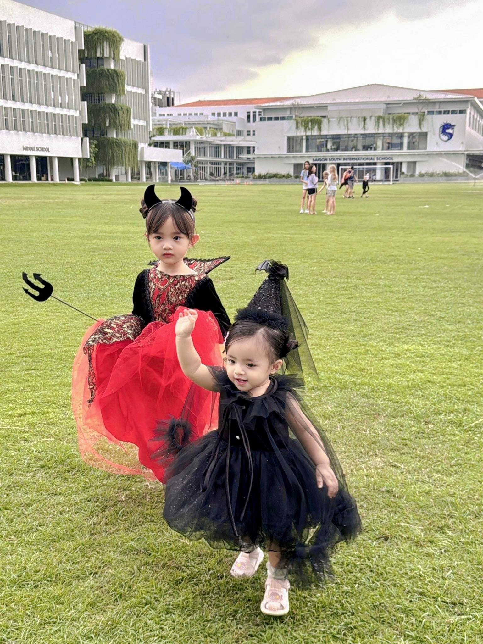 Winnie và Hannie - 2 con gái Đông Nhi và Ông Cao Thắng hóa trang đáng yêu.