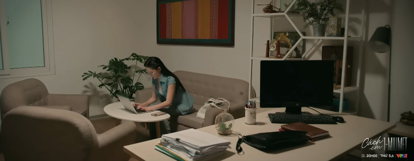 Nga tỏ ra không thoải mái trước những hành động của Nghiêm.