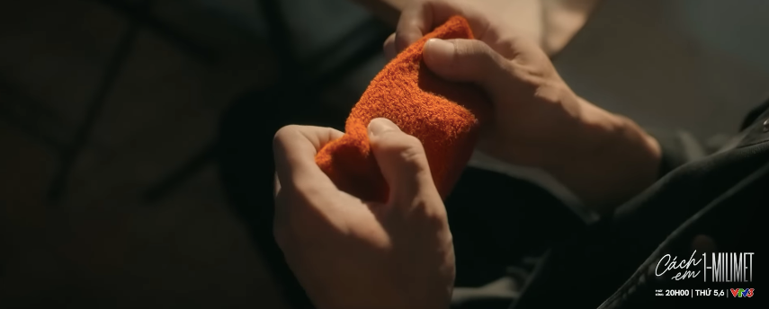 Cảnh trong phim Cách em 1 milimet tập 18, nhân vật Thư đang suy tư.