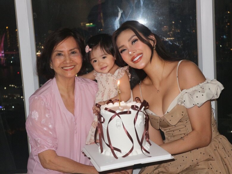 Võ Hoàng Yến có mẹ ruột phụ giúp việc chăm con nên sớm quay lại với công việc.