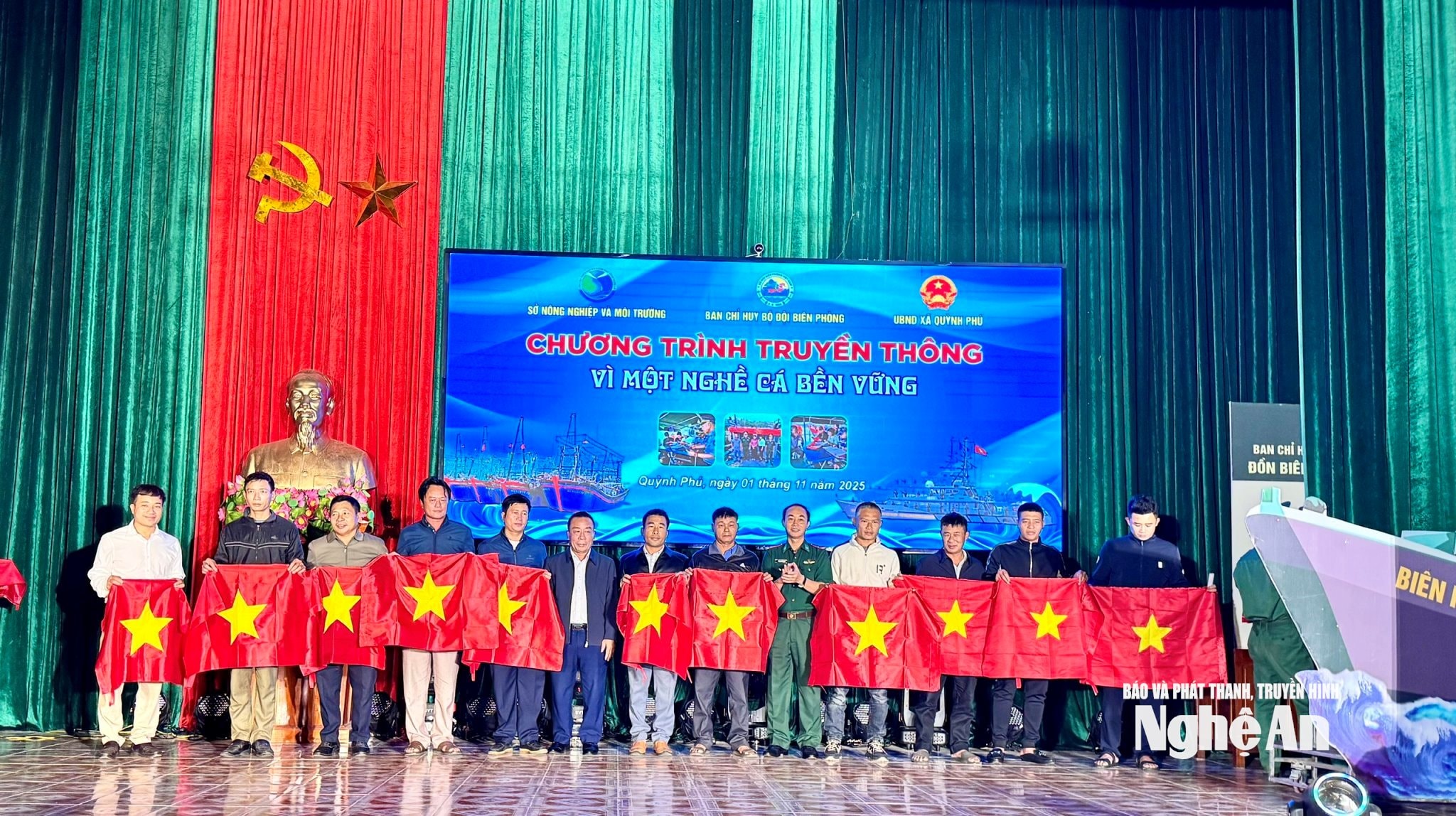 ប្រគល់ទង់ជាតិដល់អ្នកនេសាទ