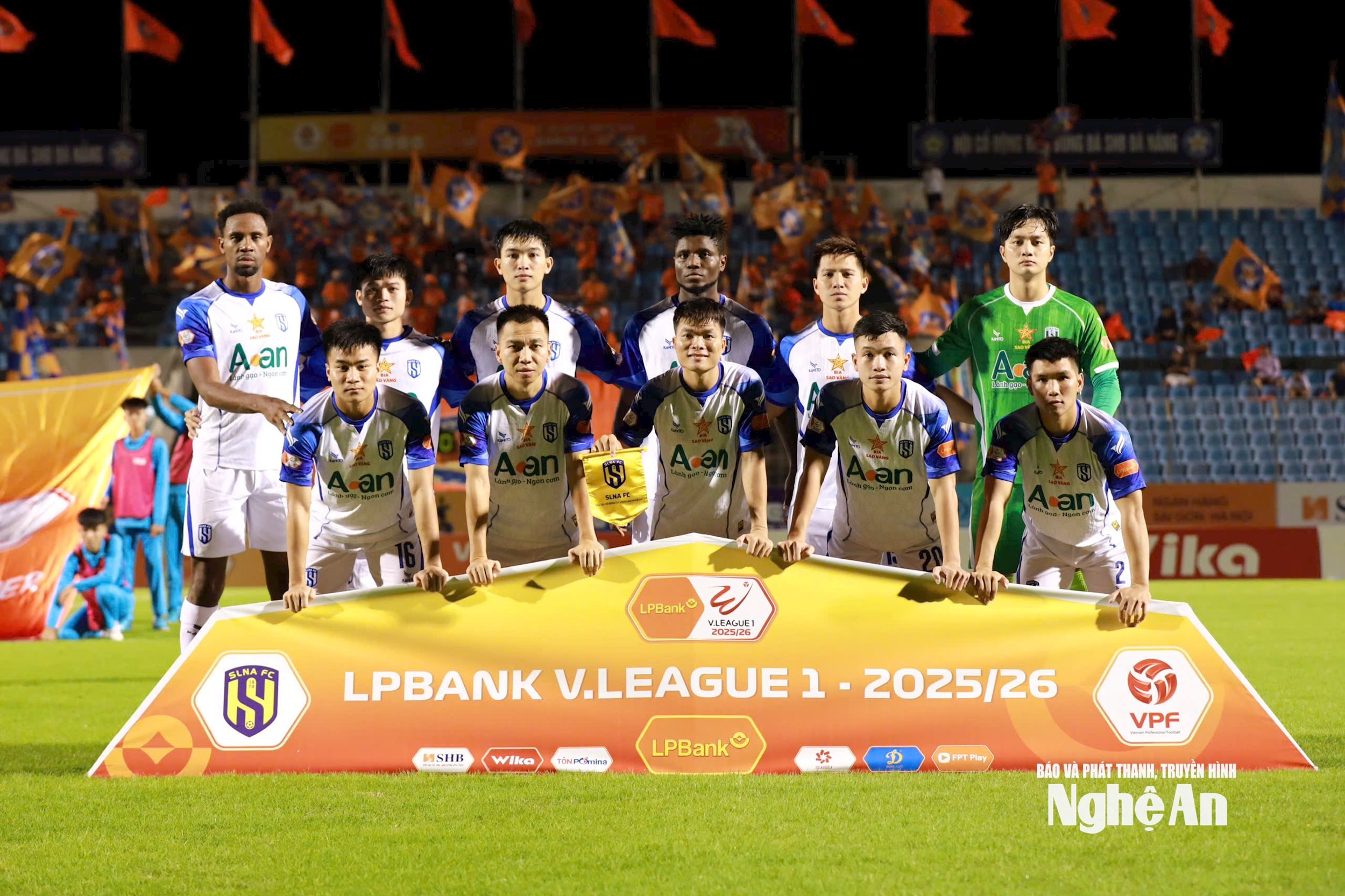 Đội hình xuất phát của SLNA trước SHB Đà Nẵng. Ảnh: Chung Lê