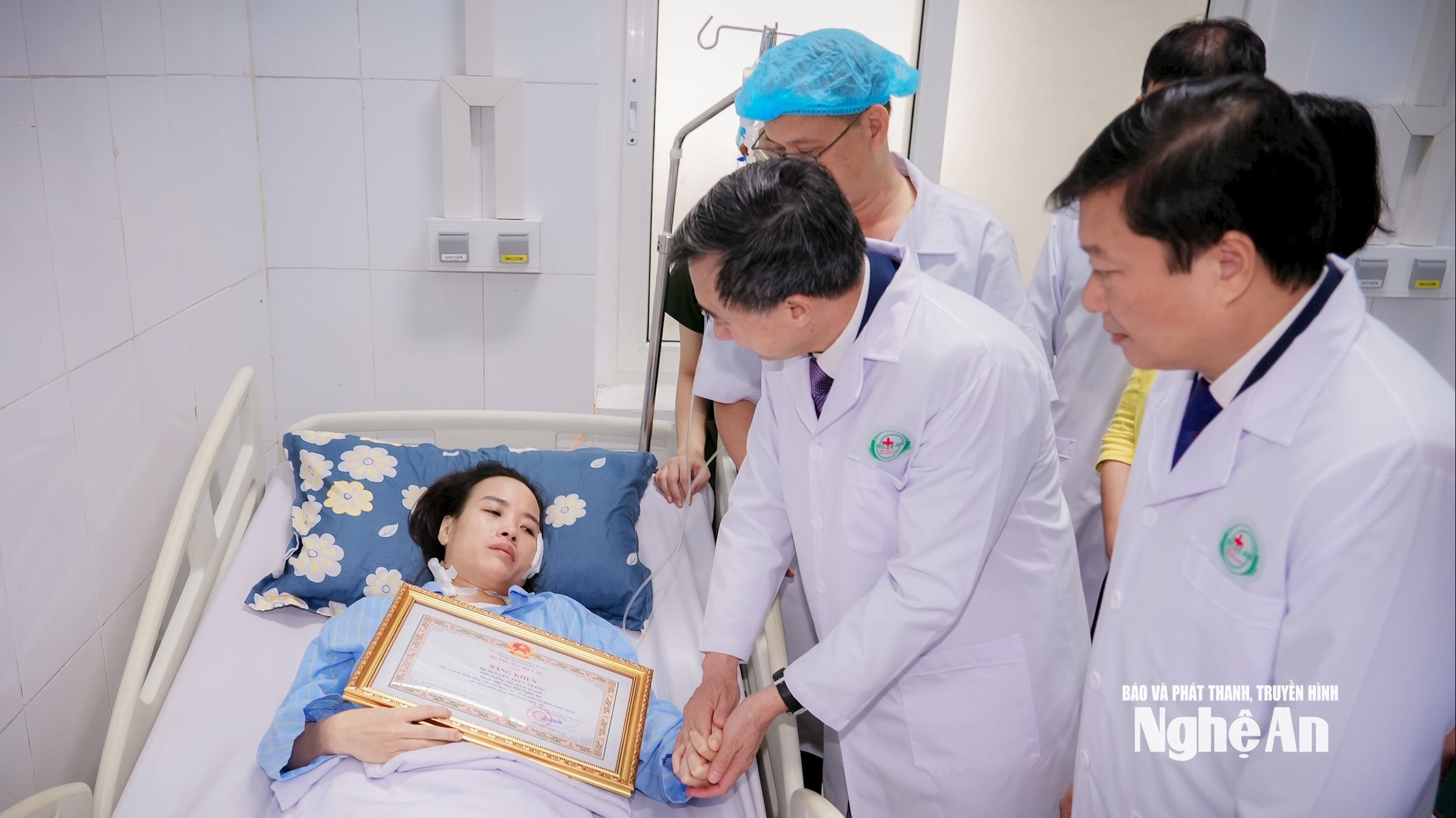 Thứ trưởng Bộ Y tế trao Bằng khen của Bộ trưởng Bộ Y tế cho điều dưỡng Nguyễn Thuỳ Trang. Ảnh Thành Chung