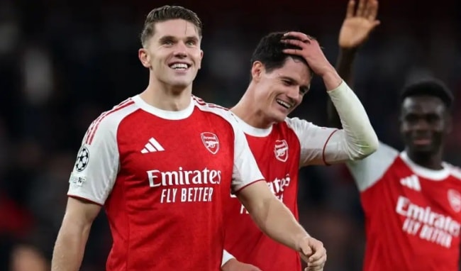 Arsenal đang bay cao ở Ngoại hạng Anh.