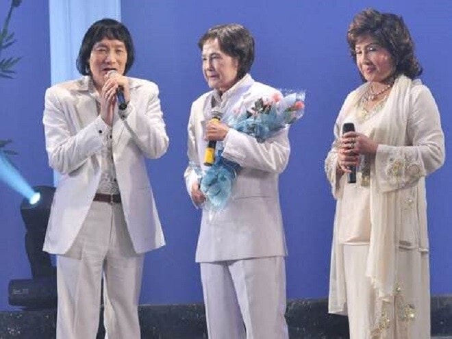 Cố nghệ sĩ Tấn Tài bên các đàn em - NSND Minh Vương, NSND Lệ Thủy.