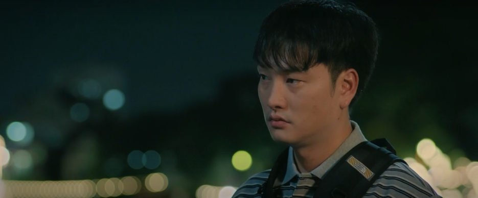 Biên âm thầm quan sát những người bạn của mình từ xa.