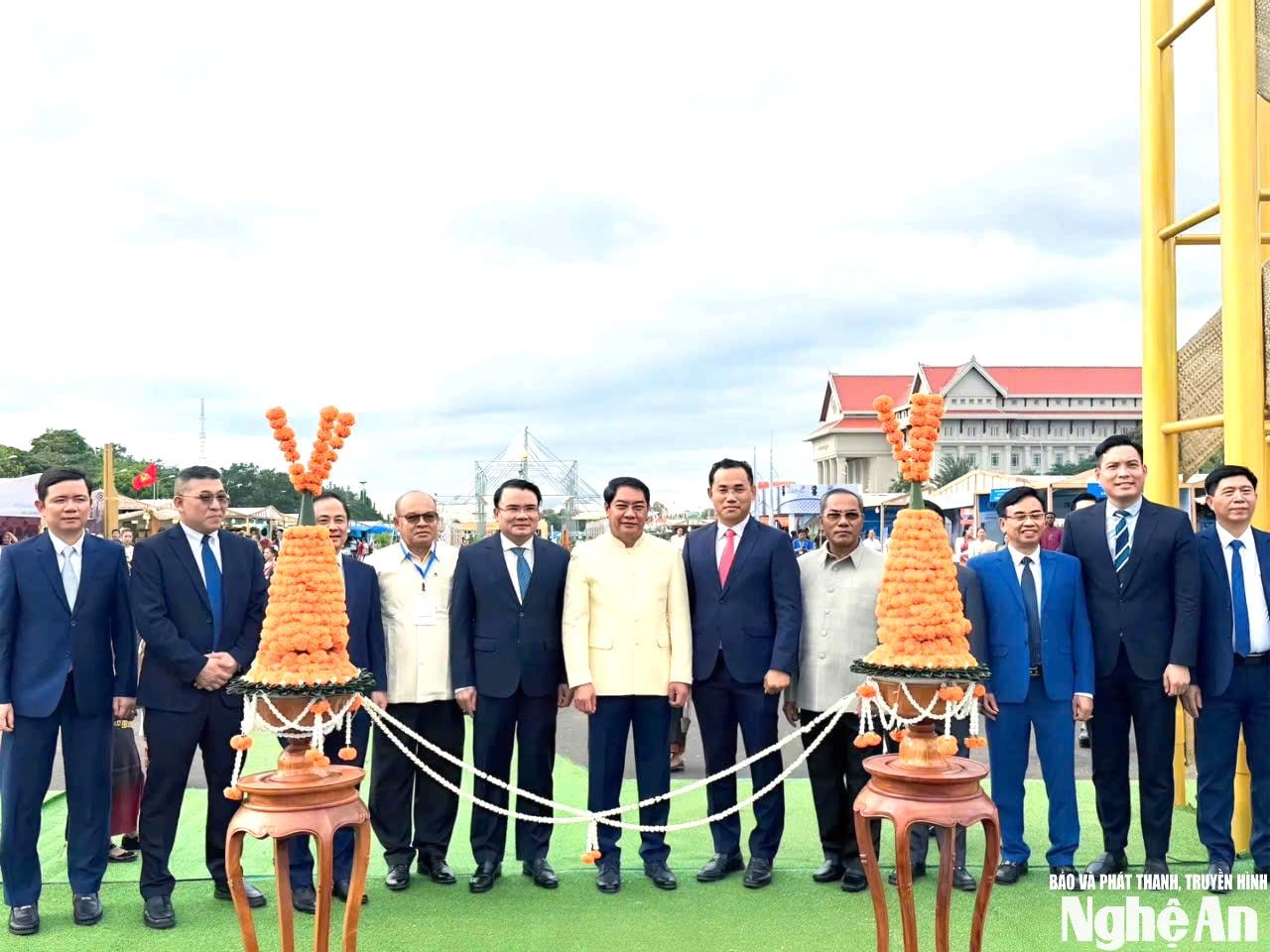 Đoàn công tác tỉnh Nghệ An chụp ảnh với các đoàn địa phương tham dự Lễ hội Thạt Luổng. Ảnh: Vân Anh