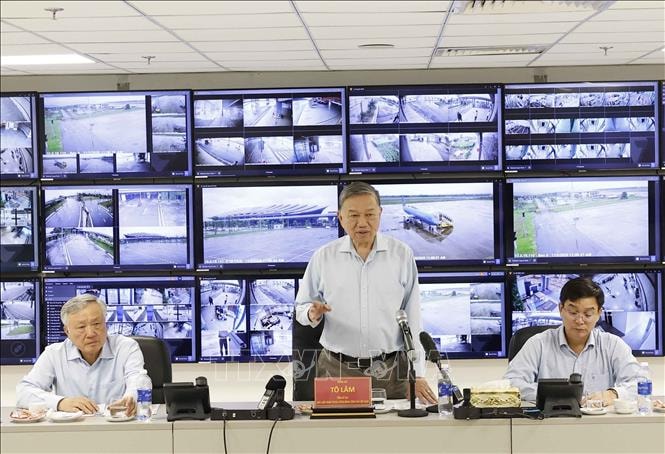 Tổng Bí thư Tô Lâm thăm, tặng quà người dân bị ảnh hưởng do mưa lũ tại Huế- Ảnh 1.