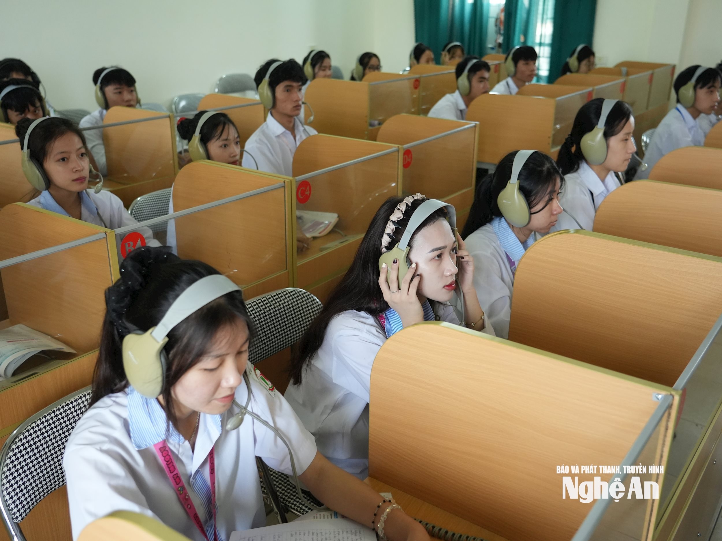 Phòng học Ngoại ngữ của nhà trường đáp ứng được yêu cầu dạy học theo chương trình mới.