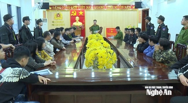 mua bàn tài khoản