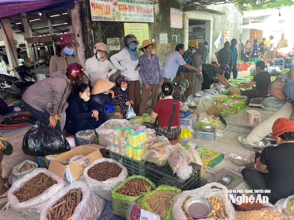 Rất nhiều người dân mua thuốc đông y, thảo dược ở chợ Dinh xã Yên Thành. Ảnh: Văn Trường
