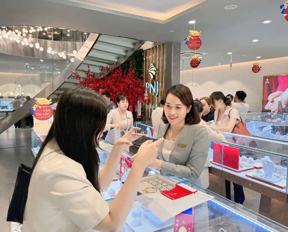 Giá vàng giảm 2 tuần liên tiếp nhưng vẫn hướng đến giá 5000 USD