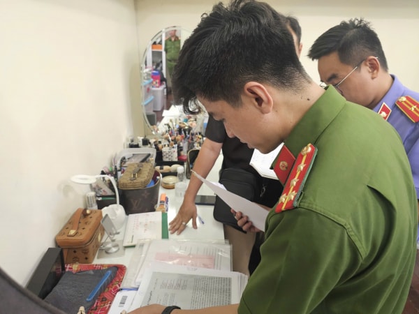 Khám xét nơi ở trong khu biệt thự của diễn viên Trương Ngọc Ánh -1