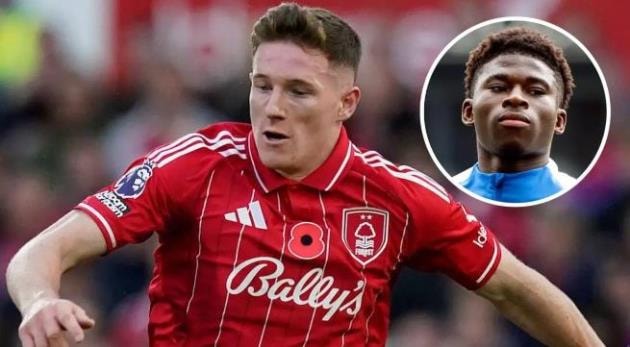 Elliot Anderson 'ghi điểm' trong trận đấu với Man United.