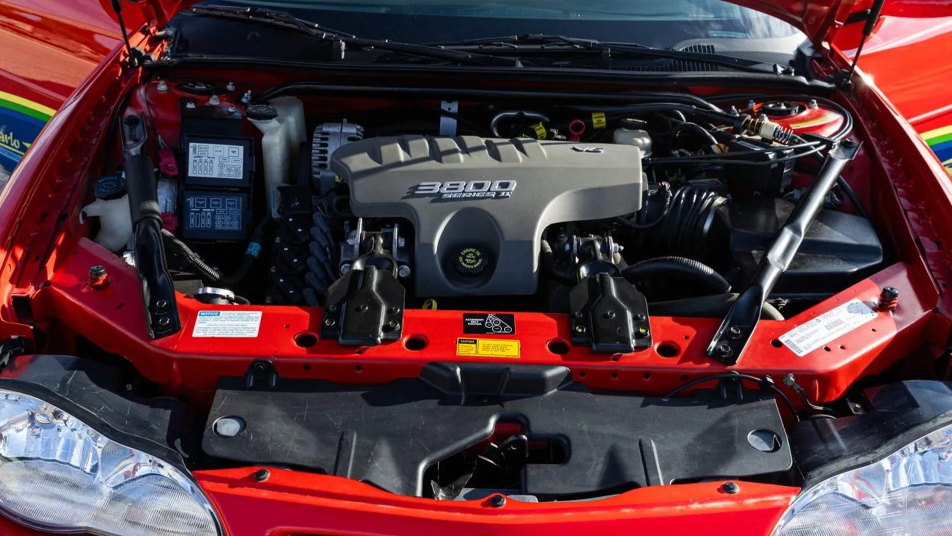 Khoang động cơ V6 3800 Series II 3,8 l, nắp capo mở, thấy bình ắc quy.