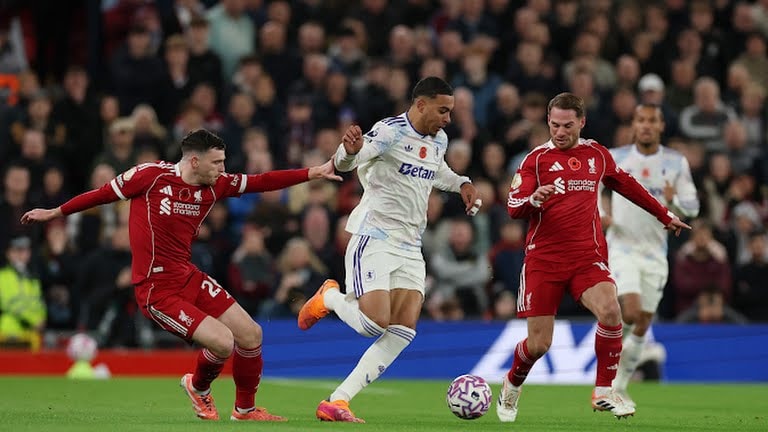 Aston Villa gây không ít khó khăn cho Liverpool trong hiệp 1.