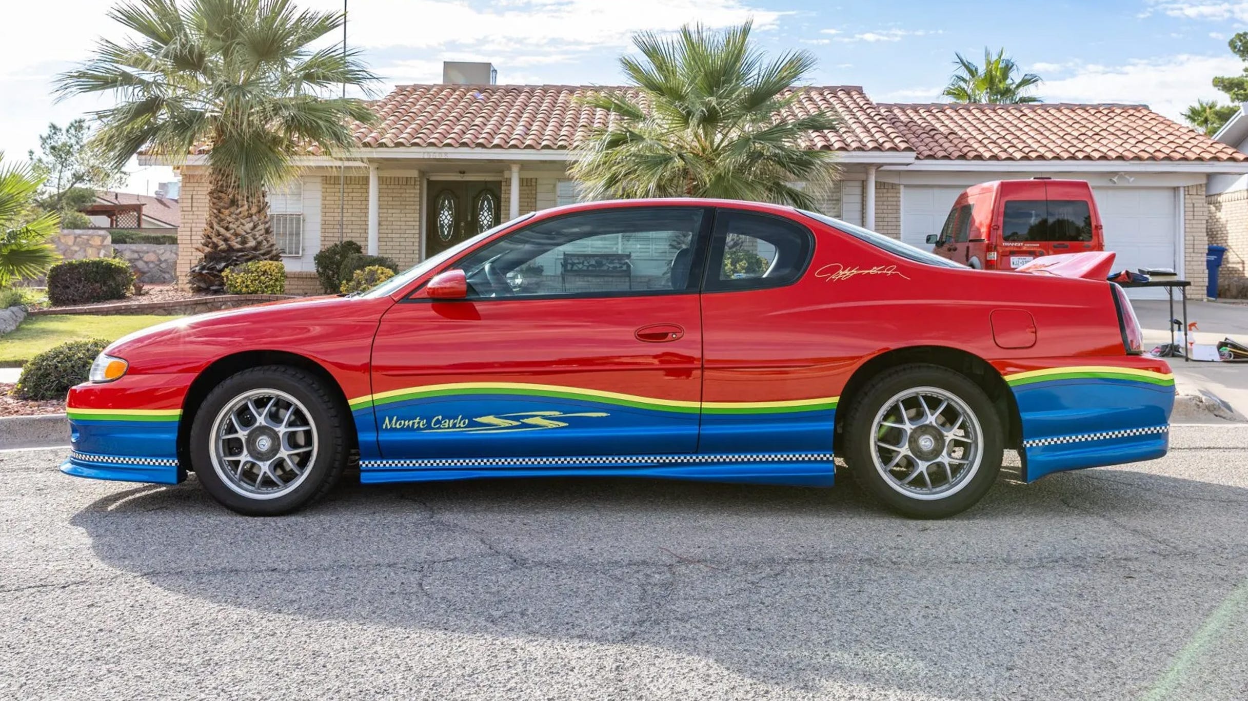 Nhìn ngang, đồ họa đa màu, mâm bạc, decal chữ ký cột sau.