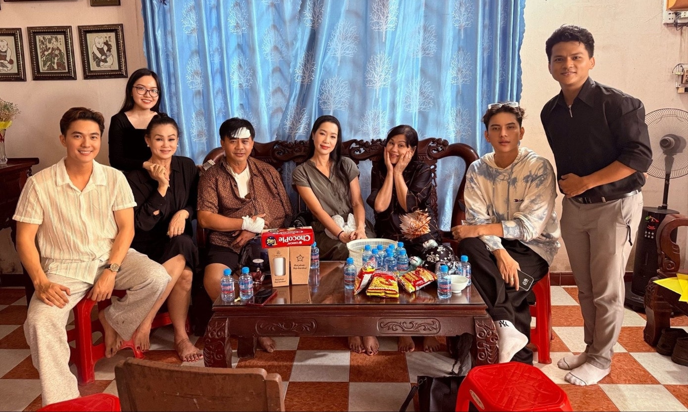 NSND Trịnh Kim Chi và các đồng nghiệp đến thăm nghệ sĩ Chánh Thuận.