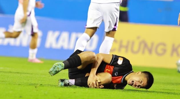 Trần Thành Trung đau đớn sau chấn thương.