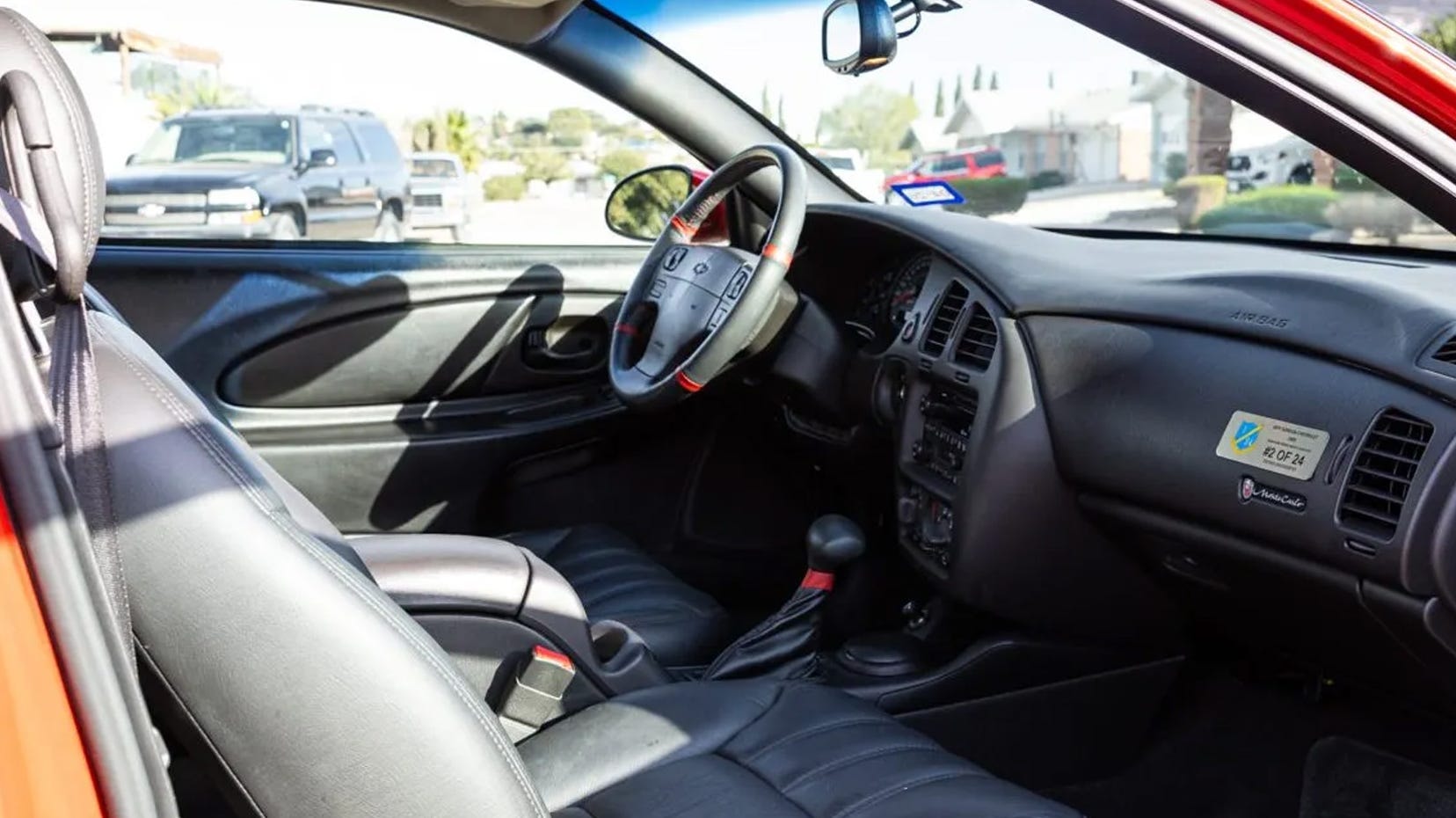 Khoang nội thất: ghế da đen, bệ trung tâm, táp-lô với nút điều khiển analog.