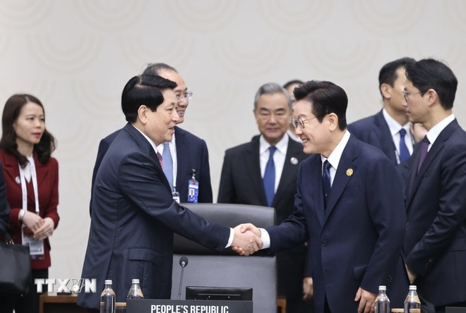 Chủ tịch nước Lương Cường với Tổng thống Hàn Quốc Lee Jae Myung. (Ảnh: Lâm Khánh/TTXVN) ttxvn-0111-chu-tich-nuoc-apec-5.jpg