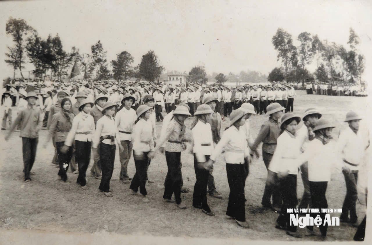 Học sinh học quân sự. Ảnh tư liệu