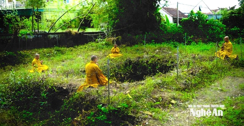 Các sư thầy niệm Phật quanh chân móng tháp.