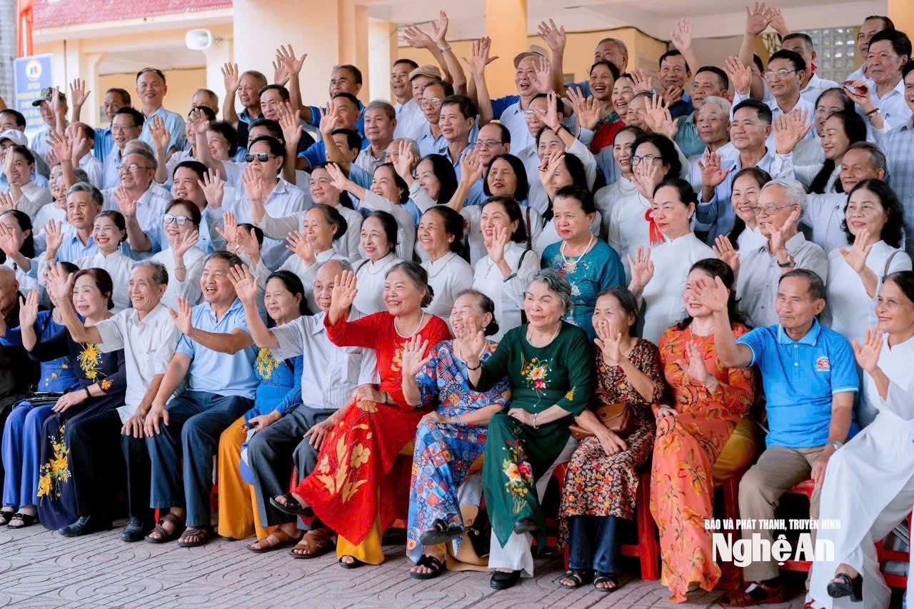 Các thế hệ học trò cũ về thăm lại trường xưa