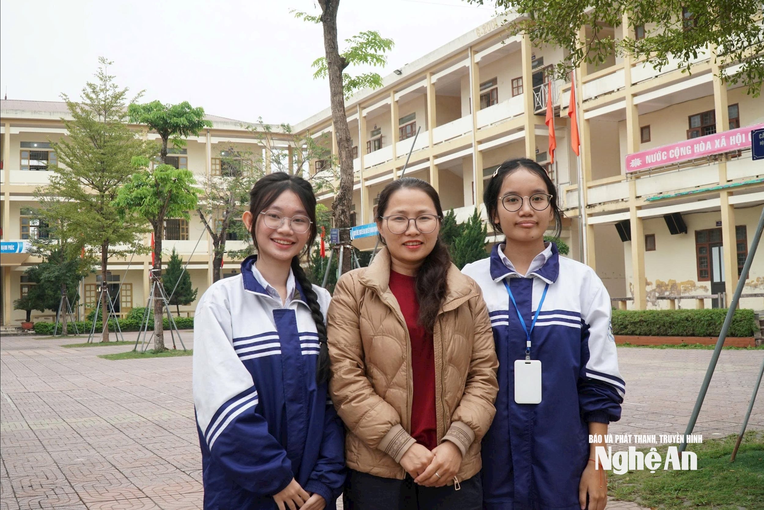 Cô giáo Hoàng Thị Nguyệt và thủ khoa, á khoa môn Hóa học. Ảnh - Mỹ Hà