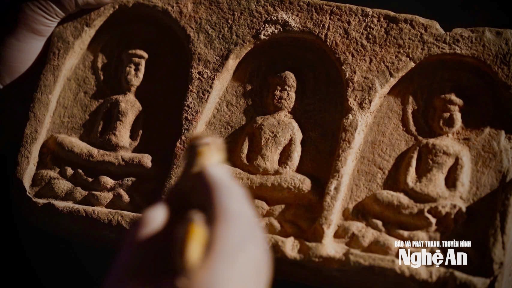 Hình tượng Phật trên viên gạch khai quật