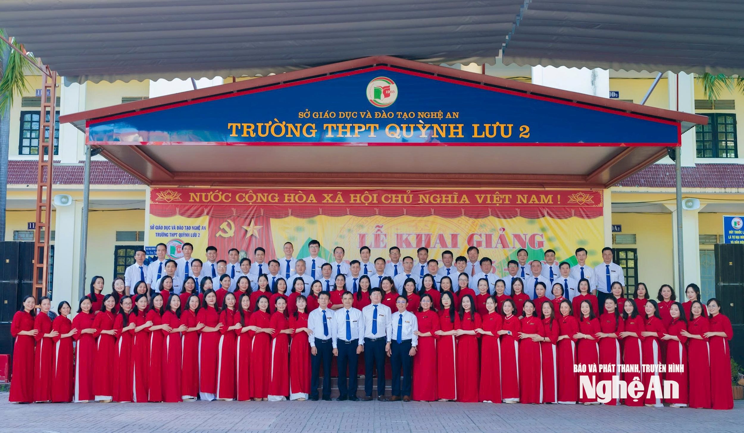 Hội đồng Sư phạm nhà trường.